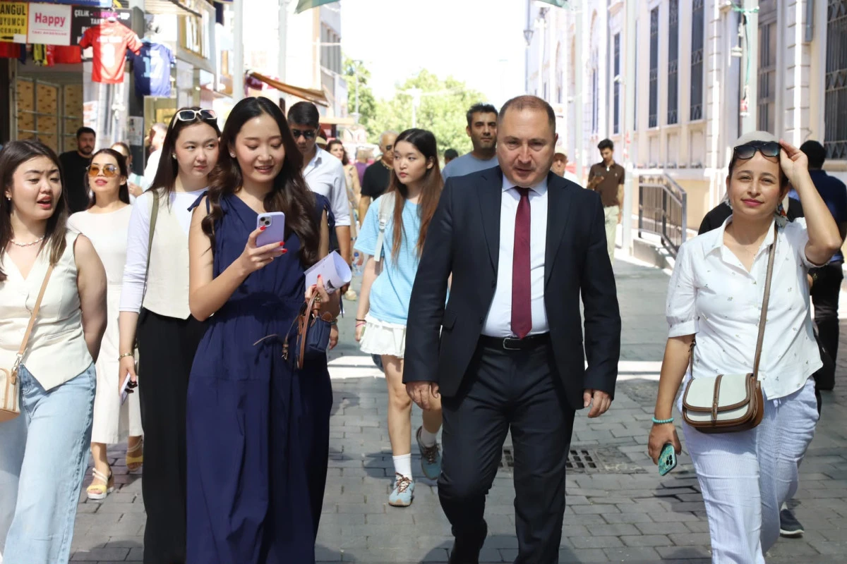 Rekt&ouml;r Prof. Dr. Rasim Akpınar&rsquo;dan Kazakistanlı &Ouml;ğrencilere Kemeraltı&rsquo;nda