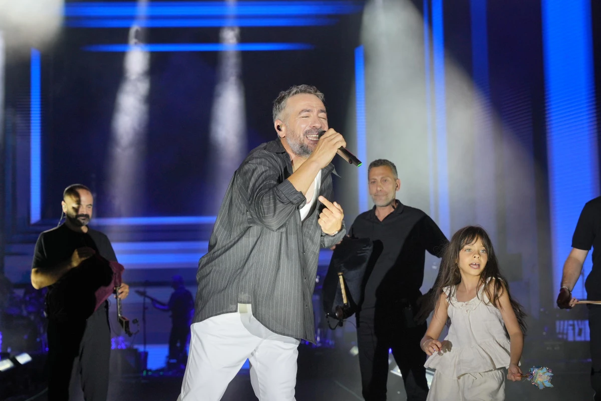 RESUL DİNDAR FESTİVAL SAHNESİNDE KIZINI AĞIRLADI