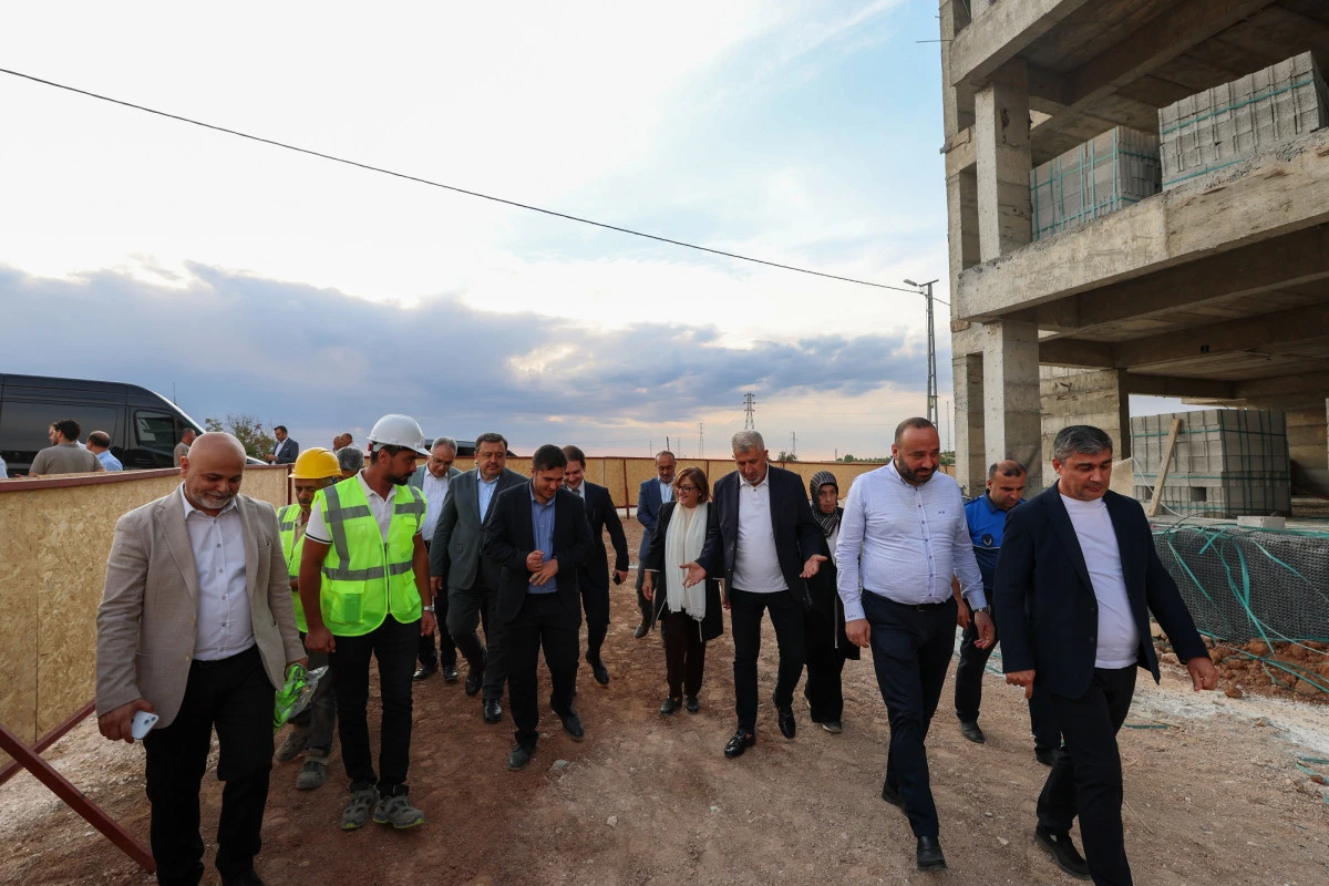 ŞAHİN, KARKAMIŞ&rsquo;TA Y&Uuml;KSELEN GAZİ KONUT PROJESİNİ İNCELEDİ