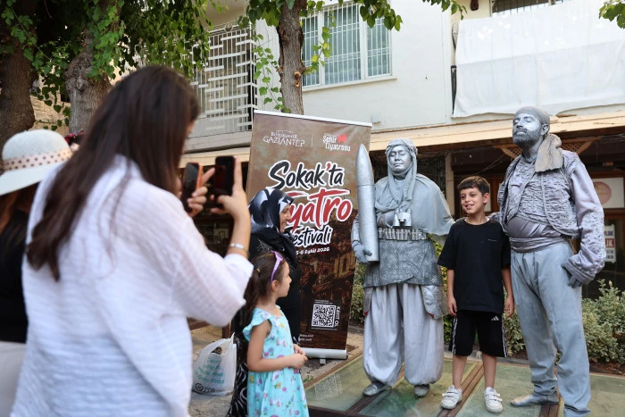 ŞEHİR TİYATROSU SOKAKTA TİYATRO FESTİVALİ BAŞLADI
