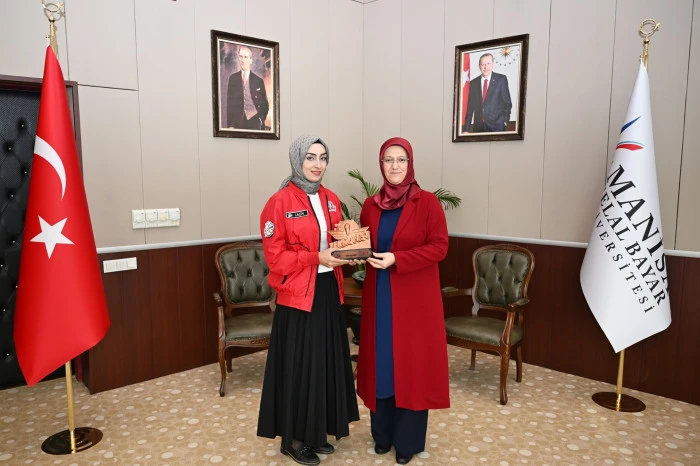 TEKNOFEST 2026&rsquo;da &Ouml;d&uuml;l Alan MCB&Uuml; &Ouml;ğrencileri Rekt&ouml;r Prof. Dr. Rana Kibar&rsquo;ı Ziyaret Etti