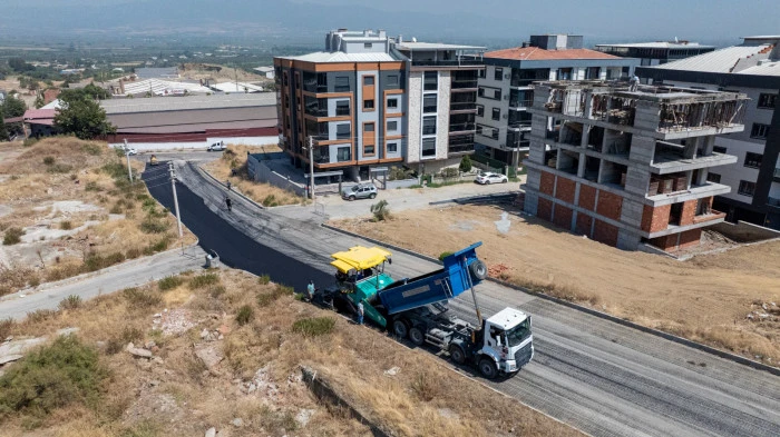 Turgutlu Ergenekon&rsquo;da 4 Bin Ton Sıcak Asfalt Serimi Yapılıyor