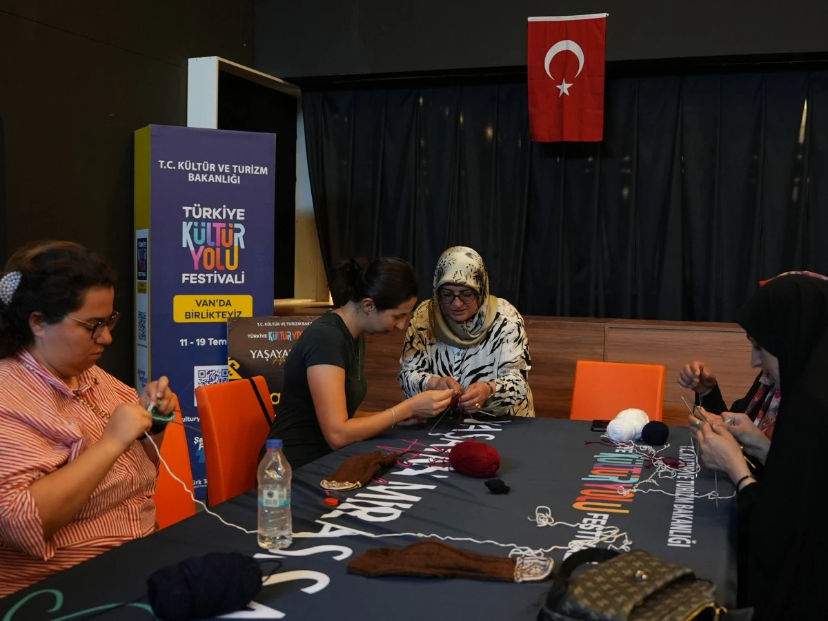 T&Uuml;RKİYE K&Uuml;LT&Uuml;R YOLU FESTİVALİ VAN&rsquo;DA İLK G&Uuml;N&Uuml;NDE K&Uuml;LT&Uuml;REL MİRASI YAŞATAN ETKİNLİKLERLE BAŞLADI