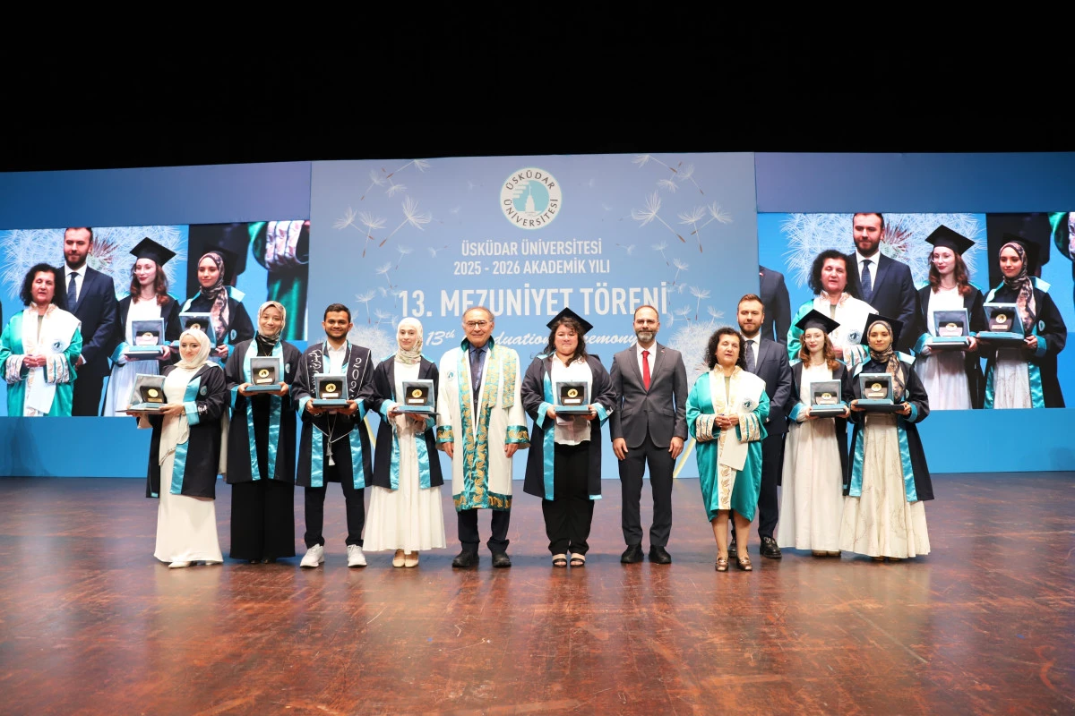 &Uuml;sk&uuml;dar &Uuml;niversitesi 13. d&ouml;nem mezunlarını uğurladı!