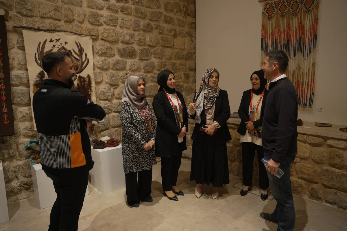 YAŞAYAN MİRAS: MARDİN SERGİSİ FESTİVALDE ZİYARET&Ccedil;İLERİ AĞIRLAMAYI S&Uuml;RD&Uuml;R&Uuml;YOR